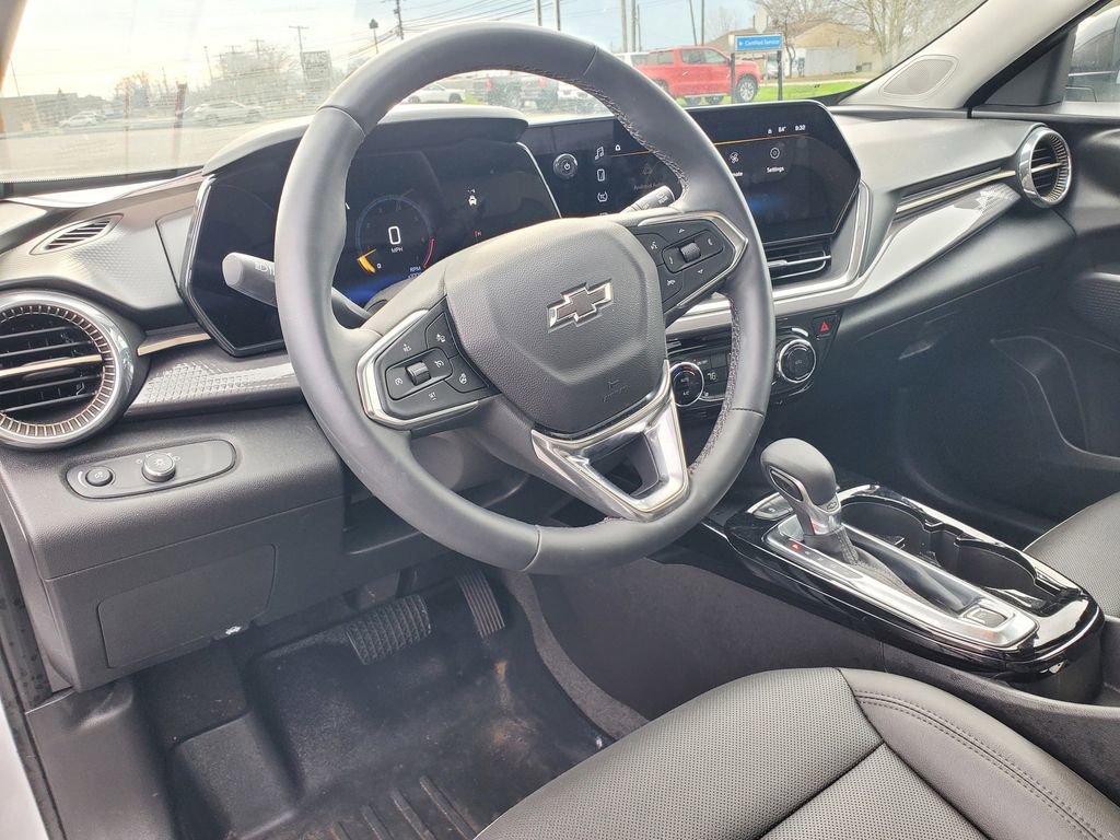 Used 2025 Chevrolet Trax ACTIV w/ Sunroof Package FWD image 12
