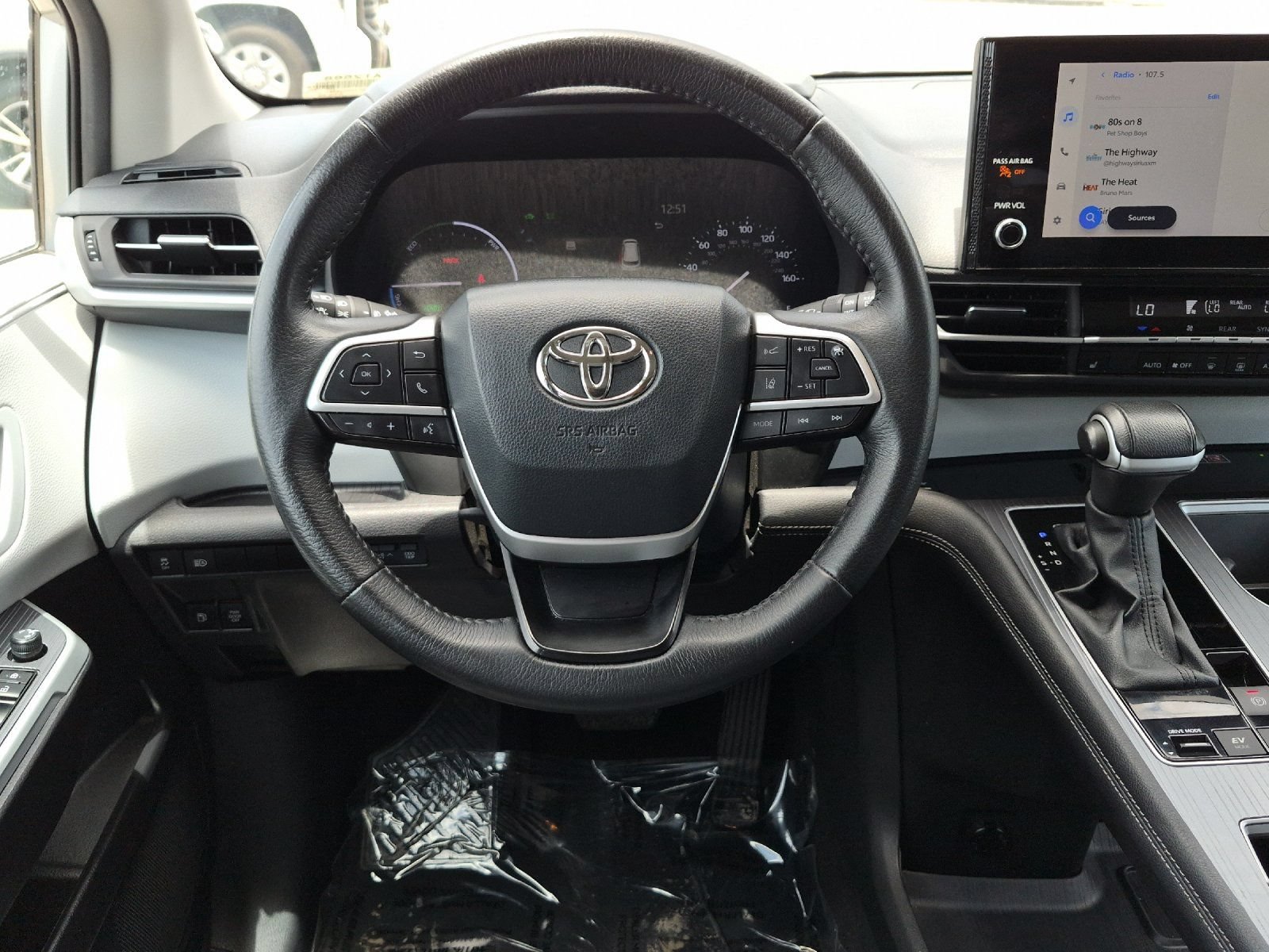 Used 2025 Toyota Sienna XLE FWD image 13