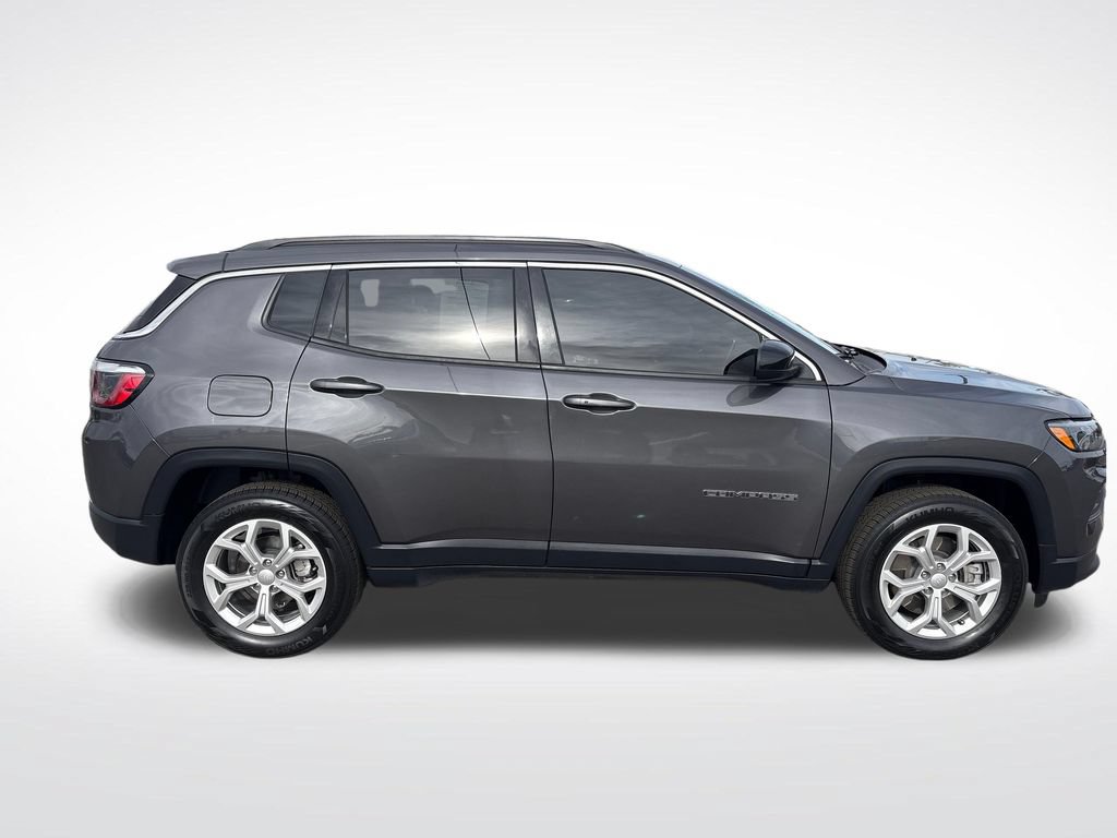 Used 2024 Jeep Compass Latitude AWD/4WD image 7