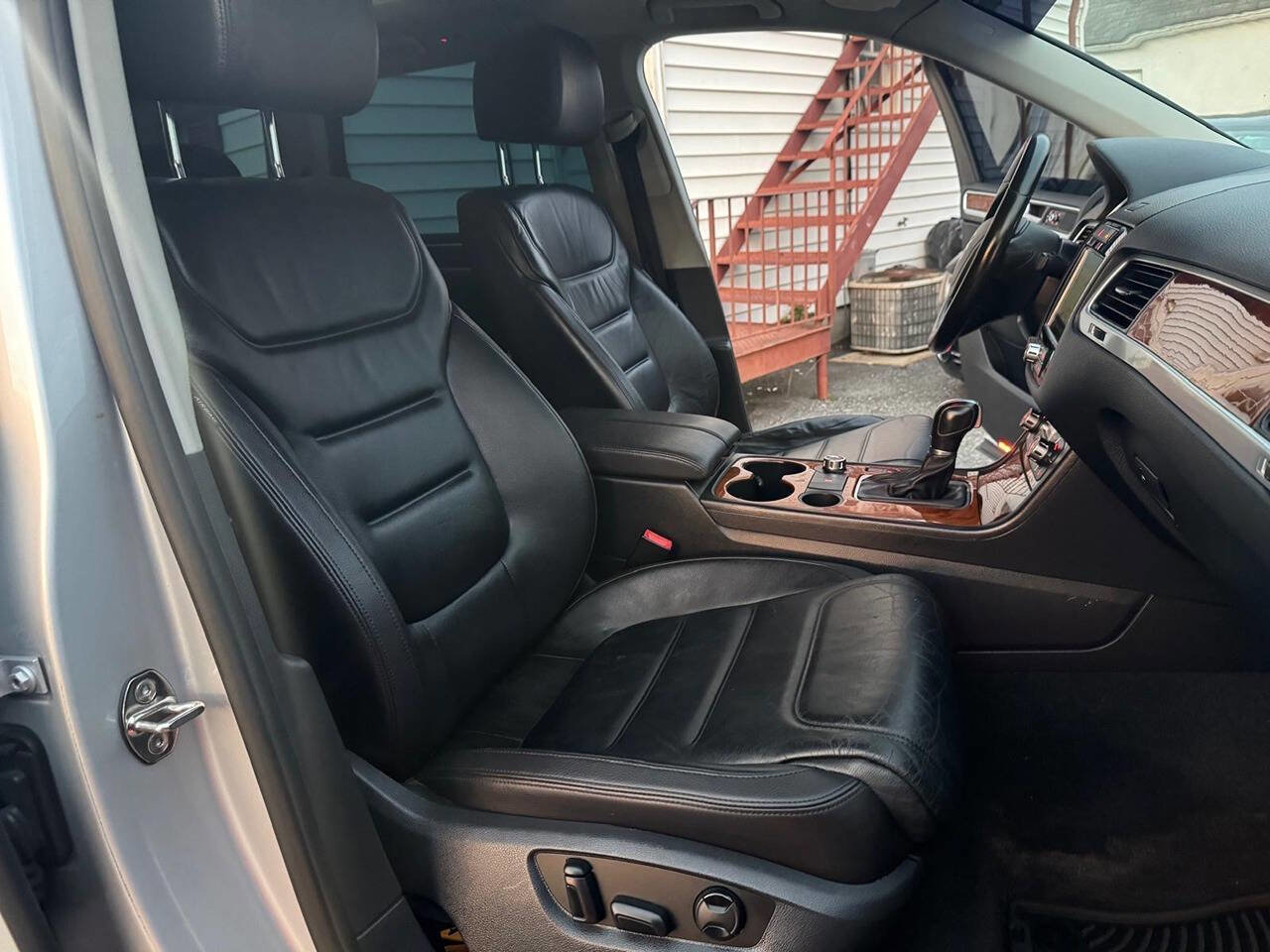 Used 2014 Volkswagen Touareg TDI image 32