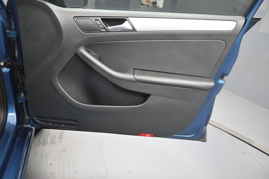 Used 2015 Volkswagen Jetta SE FWD image 29