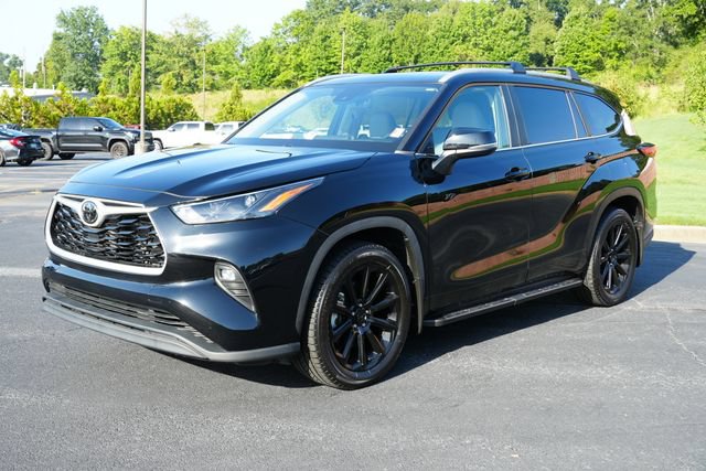 Used 2023 Toyota Highlander XLE FWD image 3