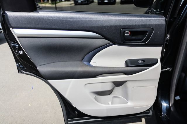 Used 2014 Toyota Highlander LE AWD/4WD image 38