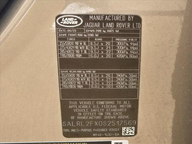Used 2025 Land Rover Discovery Dynamic SE AWD/4WD image 25