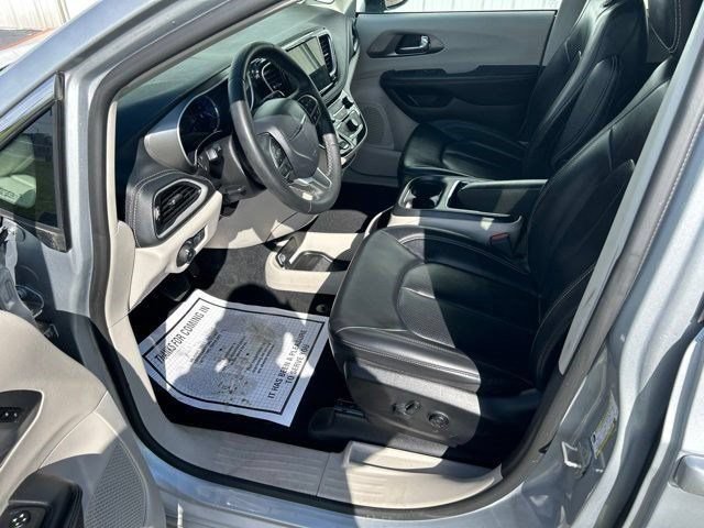Used 2023 Chrysler Pacifica Touring-L FWD image 12