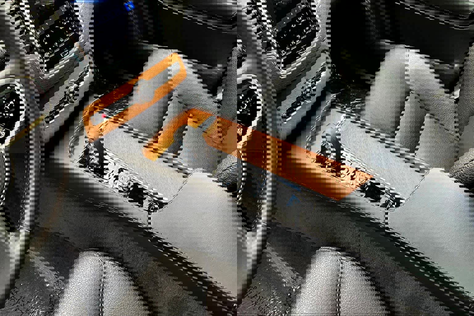 Used 2023 Volvo XC90 B6 Plus w/ Protection Package Premier image 16