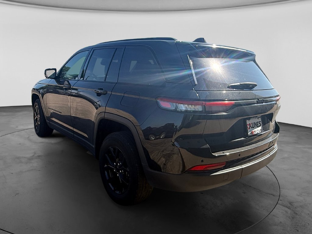 Used 2024 Jeep Grand Cherokee Altitude AWD/4WD image 8