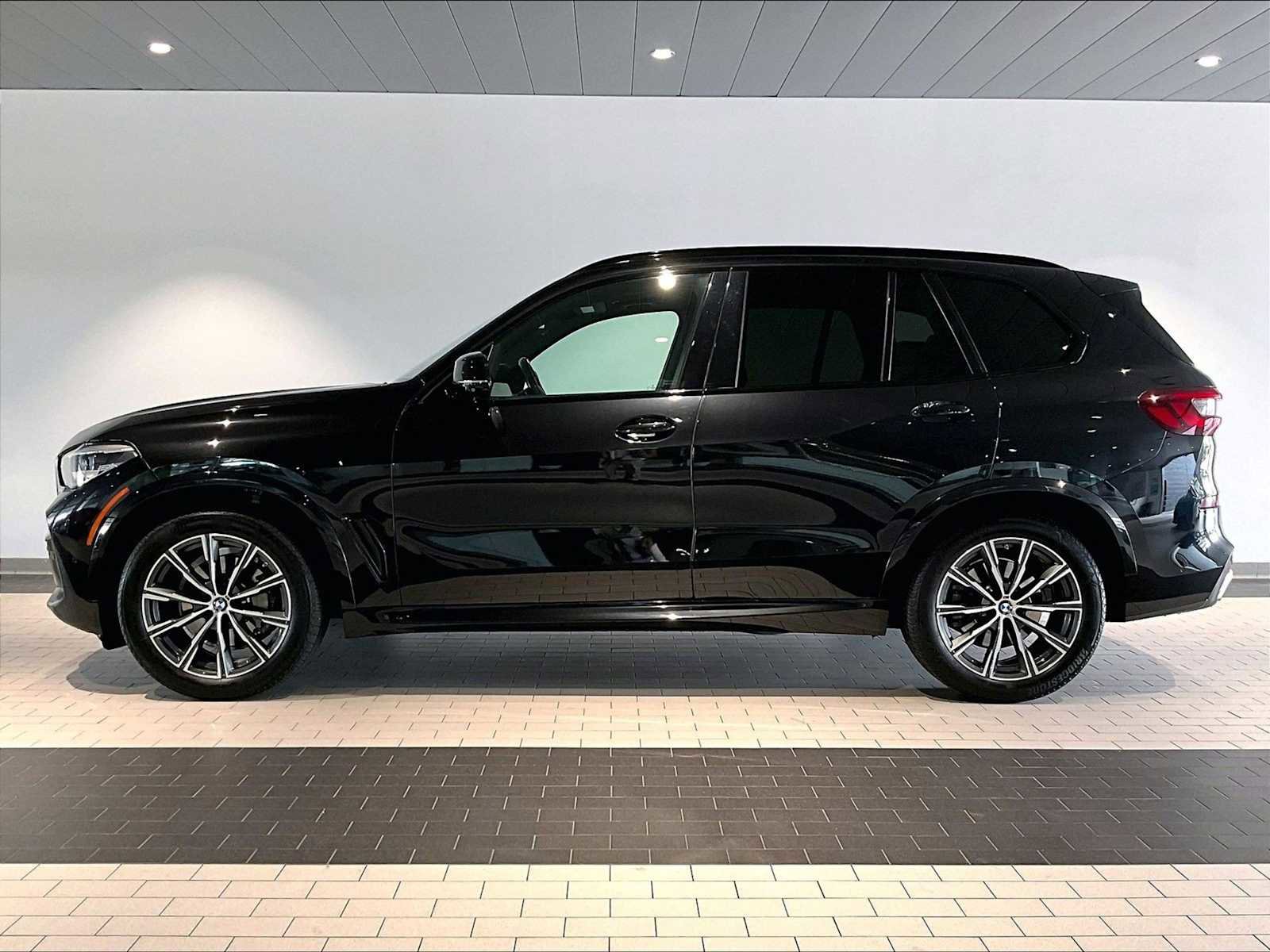 Used 2021 BMW X5 xDrive40i w/ M Sport Package image 2