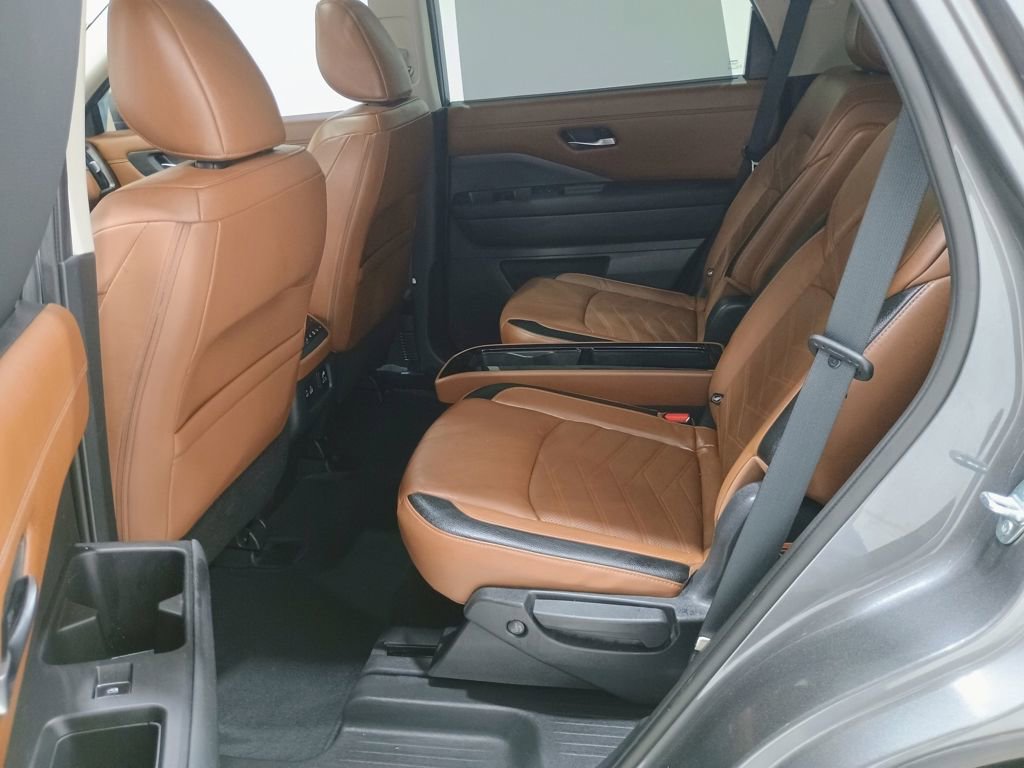 Used 2023 Nissan Pathfinder Platinum image 19