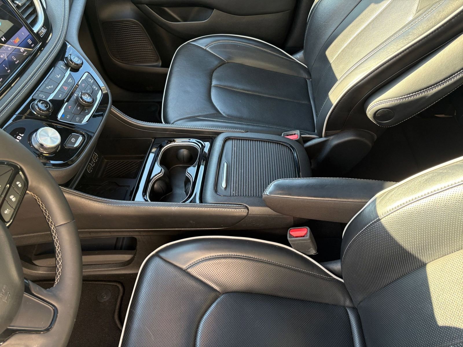 Used 2025 Chrysler Pacifica Limited image 46