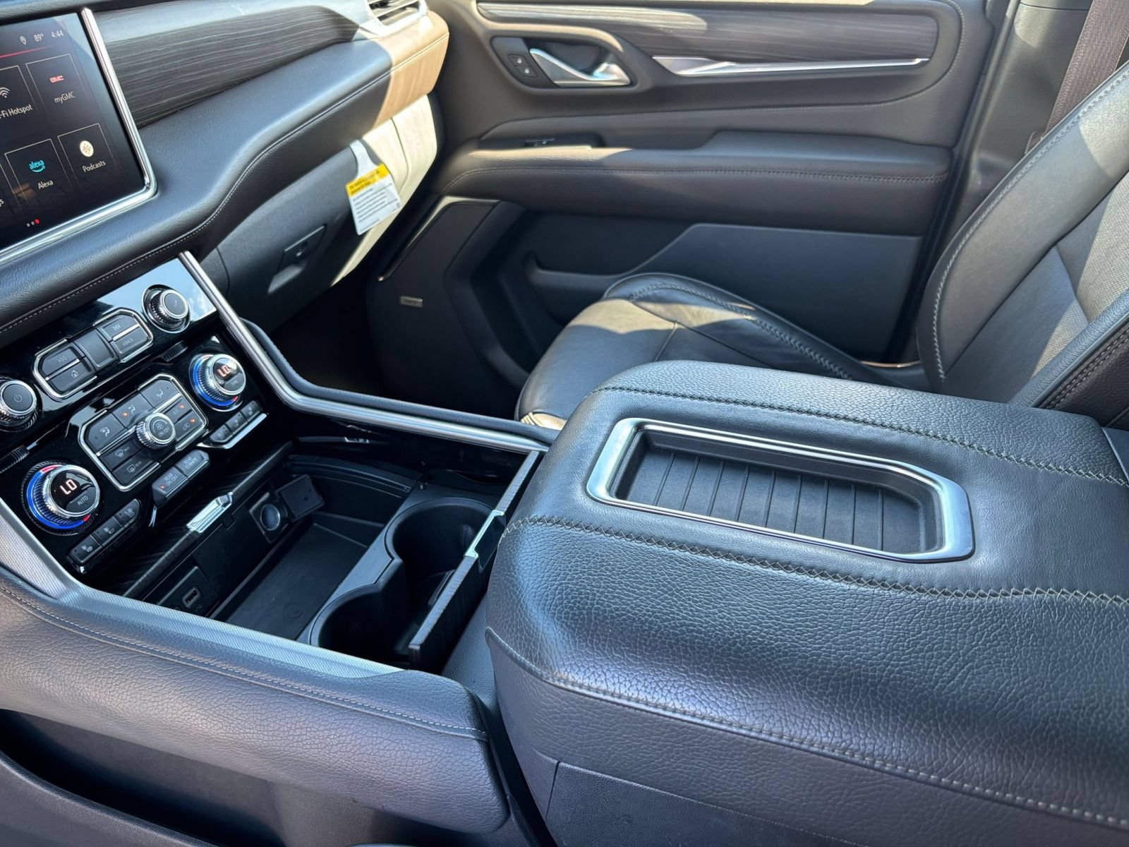 Used 2022 GMC Yukon Denali w/ Denali Premium Package RWD image 45