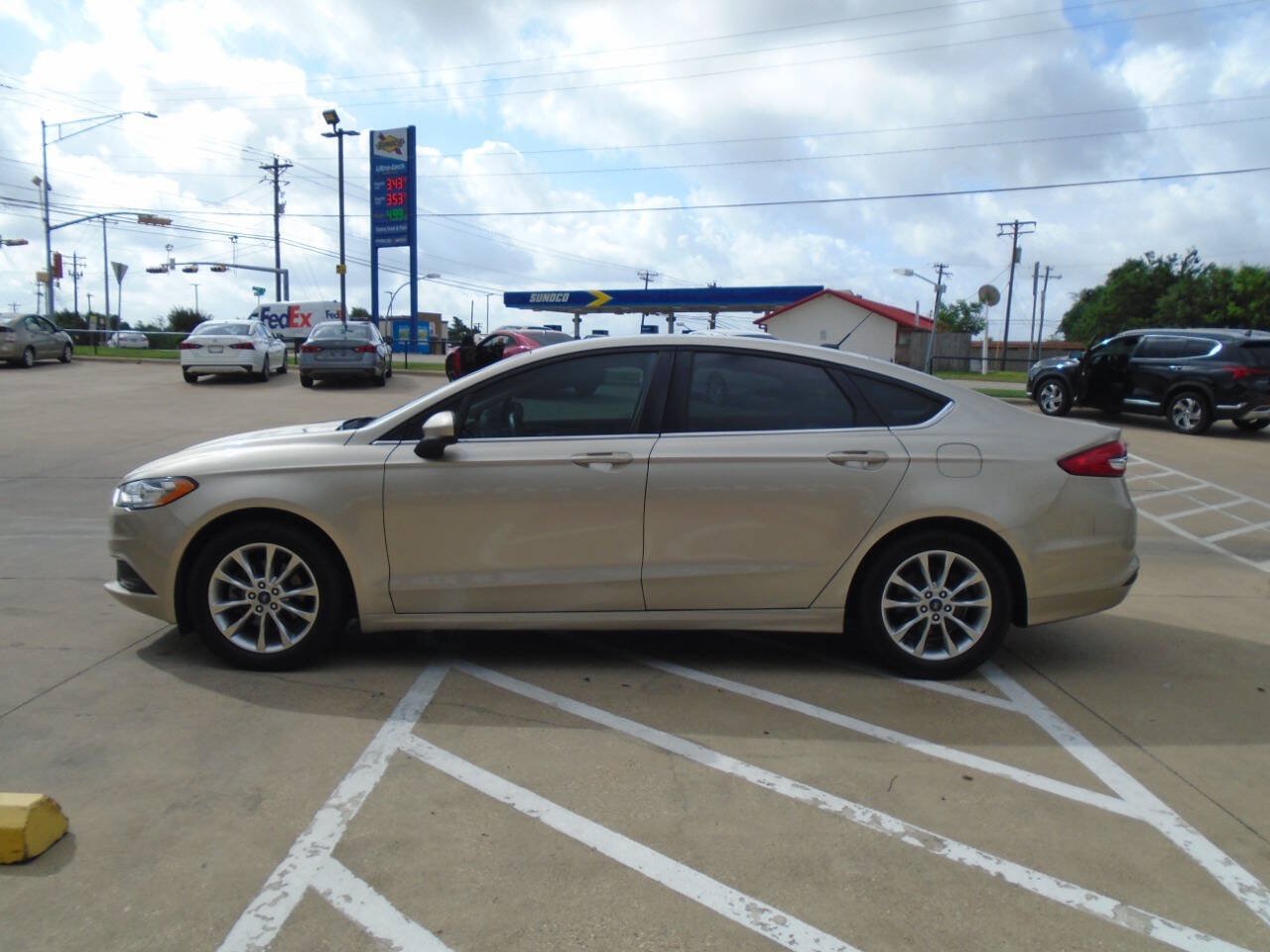 Used 2017 Ford Fusion SE FWD image 4