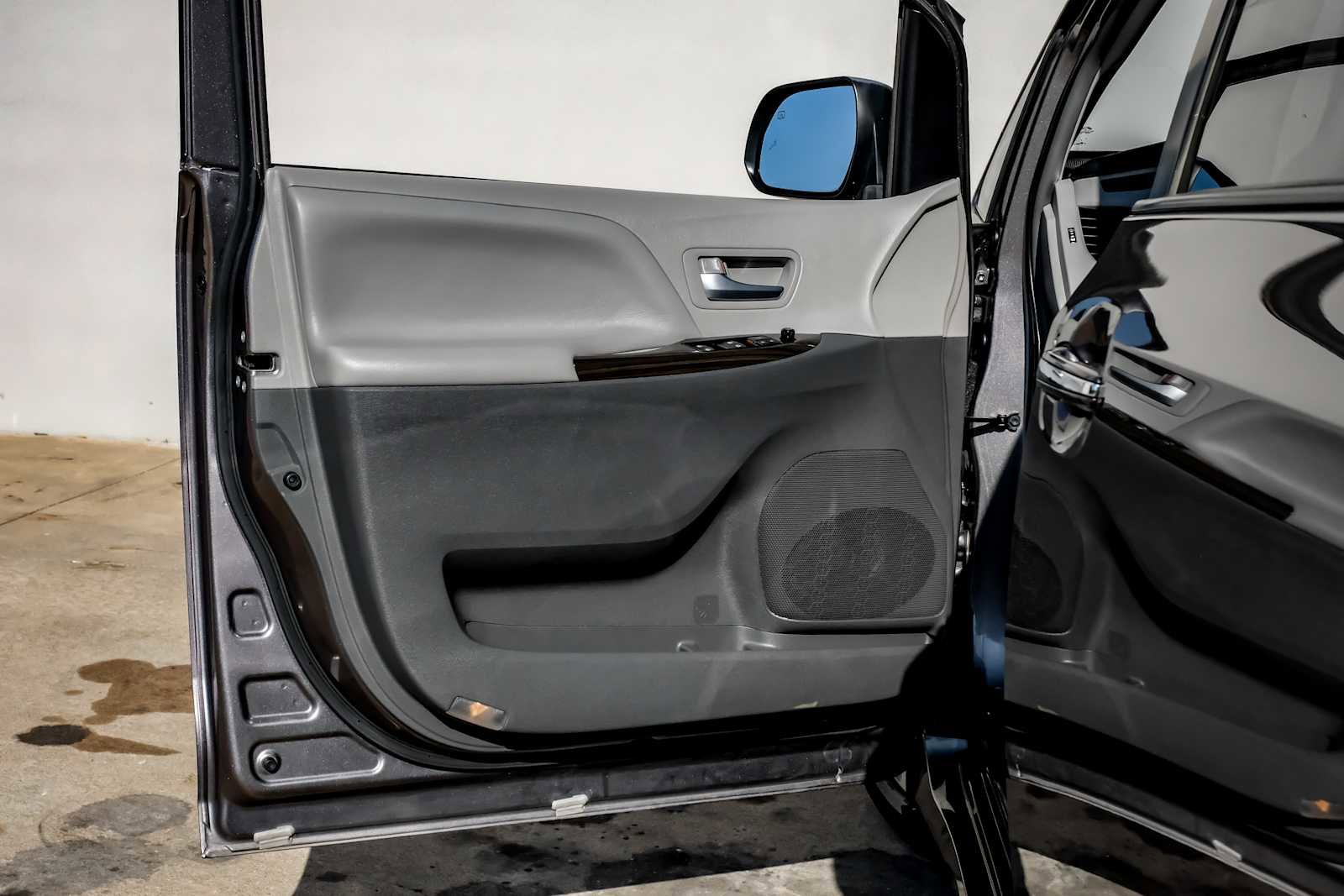 Used 2018 Toyota Sienna XLE image 46