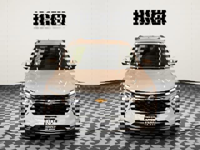 Used 2025 Chevrolet Trax LT w/ LT Convenience Package image 3