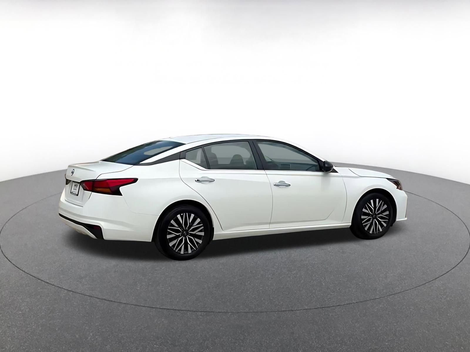 Used 2025 Nissan Altima 2.5 SV FWD image 15