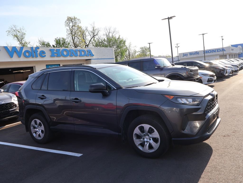 Used 2021 Toyota RAV4 LE AWD/4WD image 4