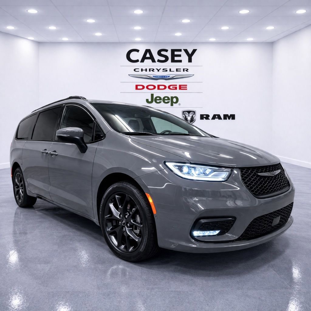 Used 2023 Chrysler Pacifica Touring-L w/ Uconnect Theater Family Group