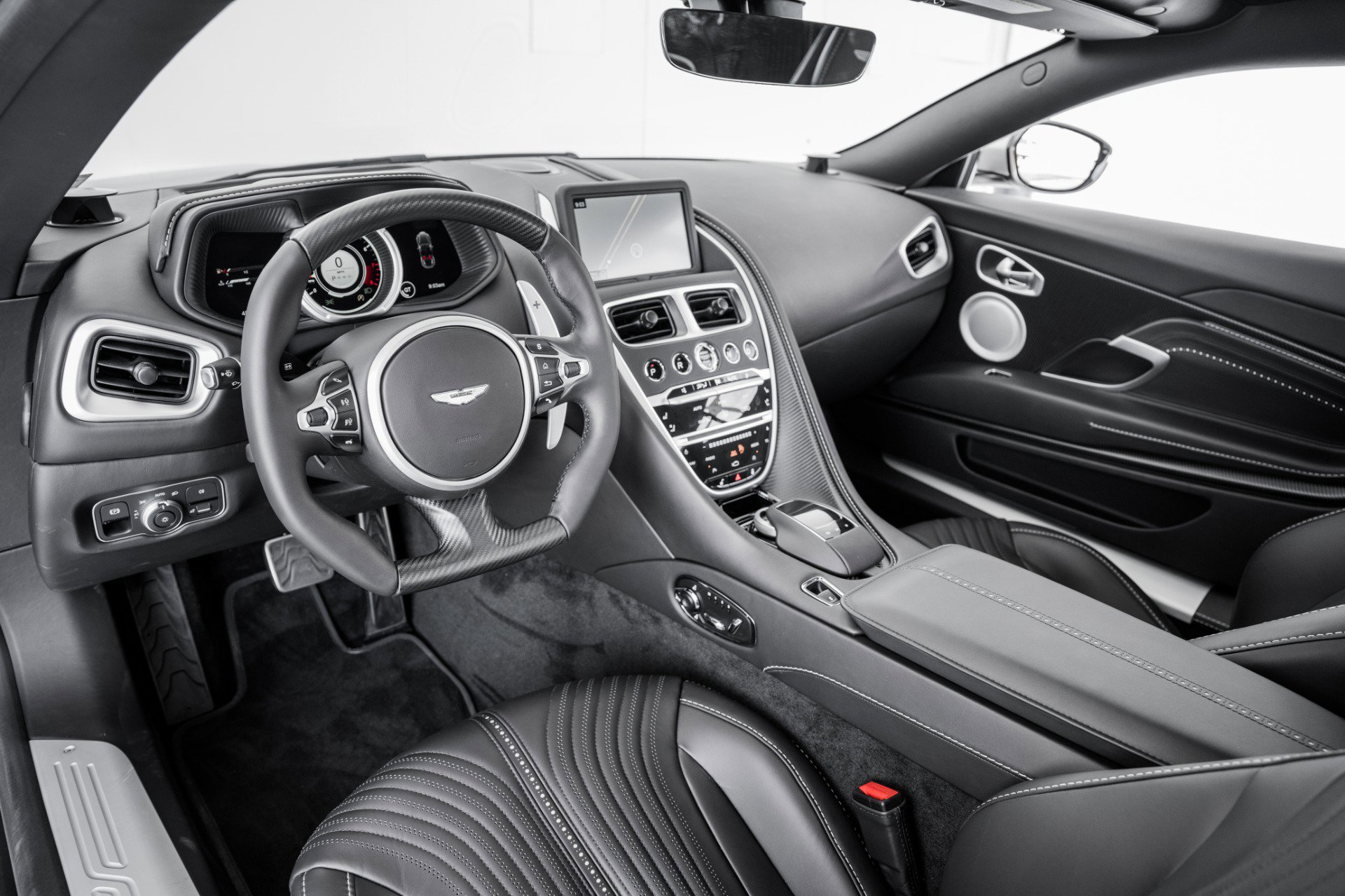 Used 2023 Aston Martin DB11 Coupe image 3