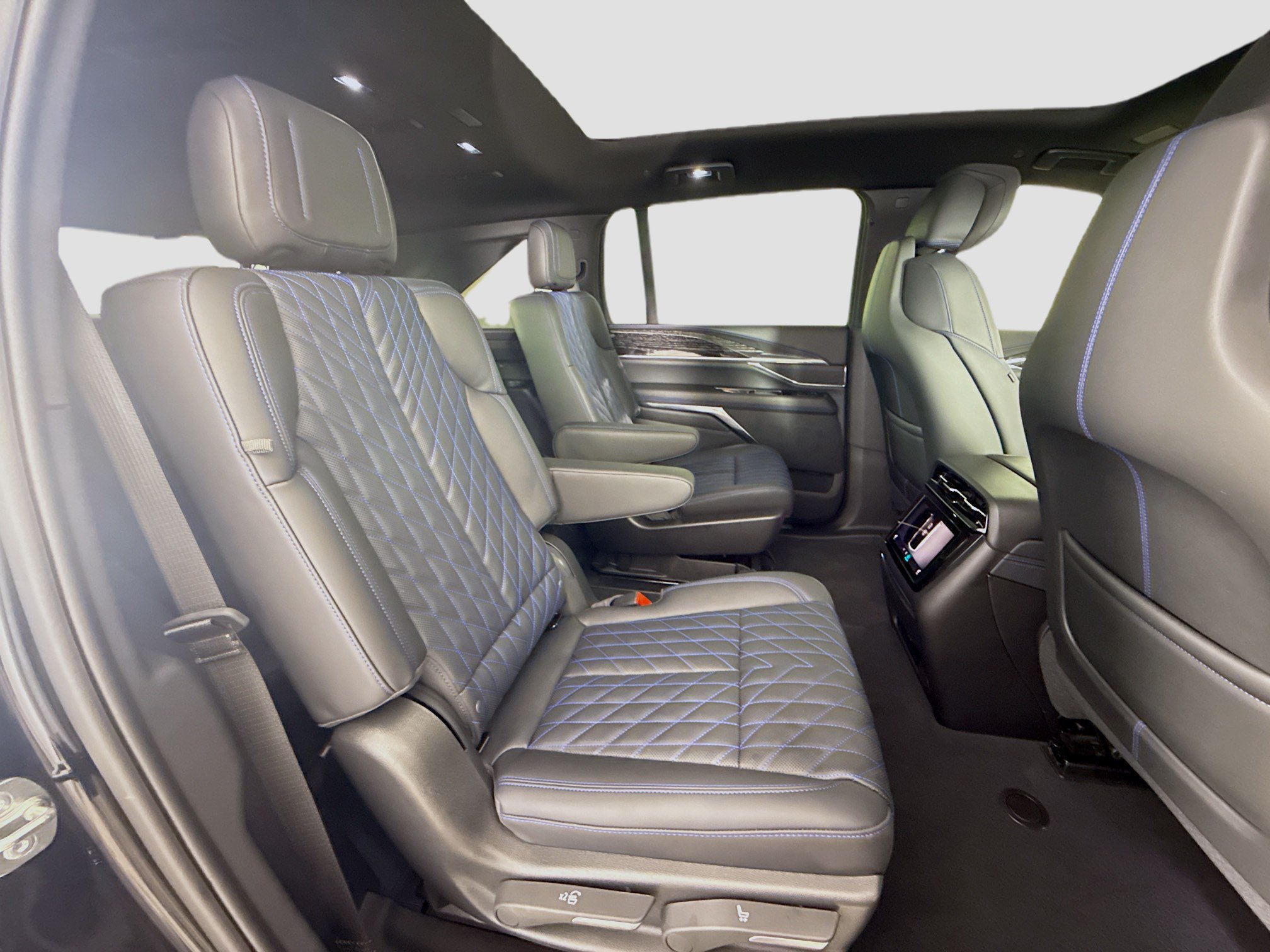 Used 2025 Cadillac Escalade IQ Luxury 1 AWD/4WD image 31