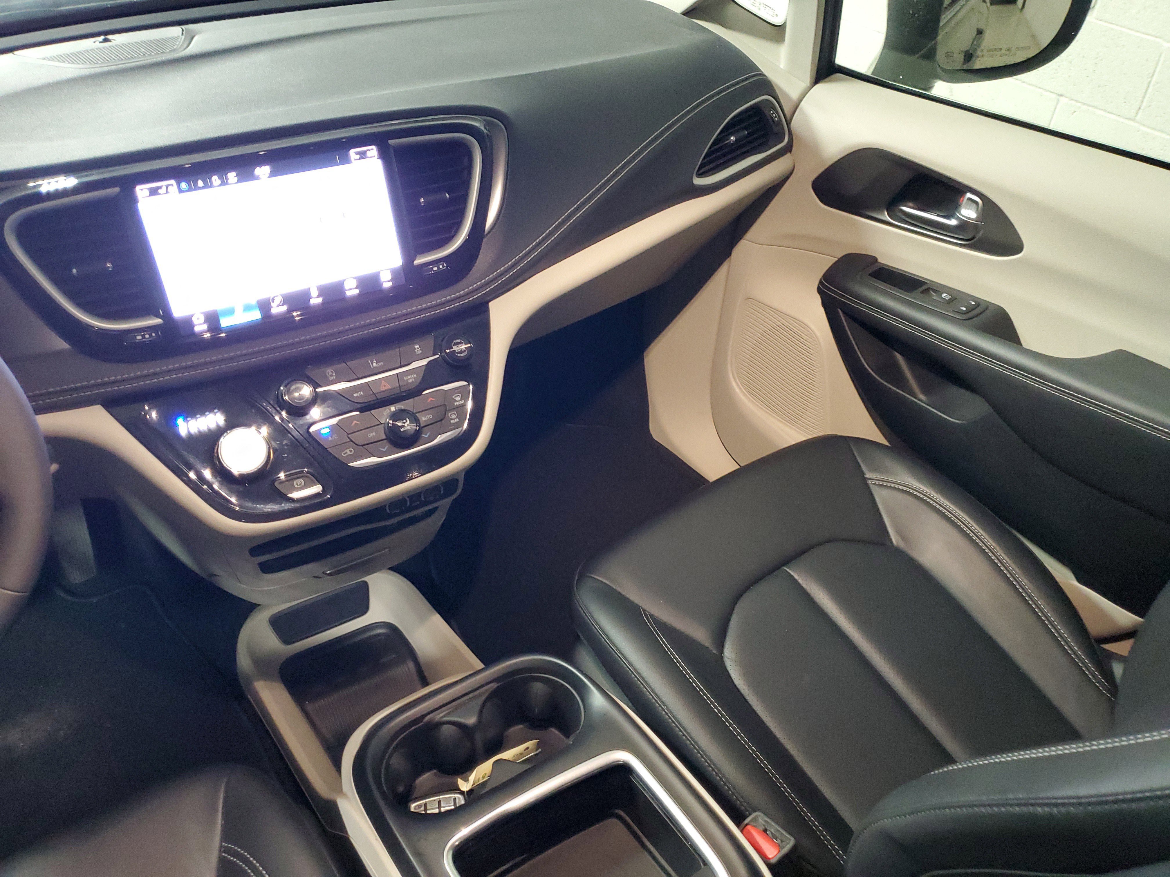 Used 2022 Chrysler Pacifica Touring-L AWD/4WD image 17