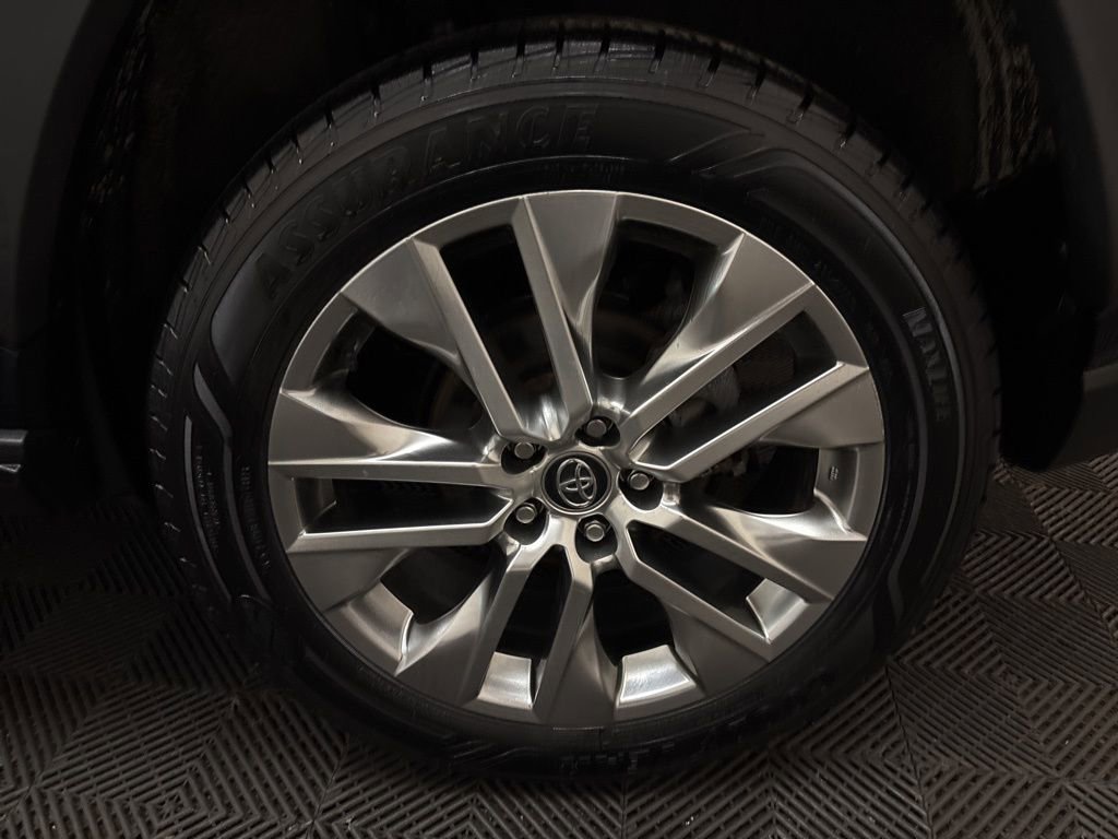 Used 2020 Toyota RAV4 XLE Premium image 28