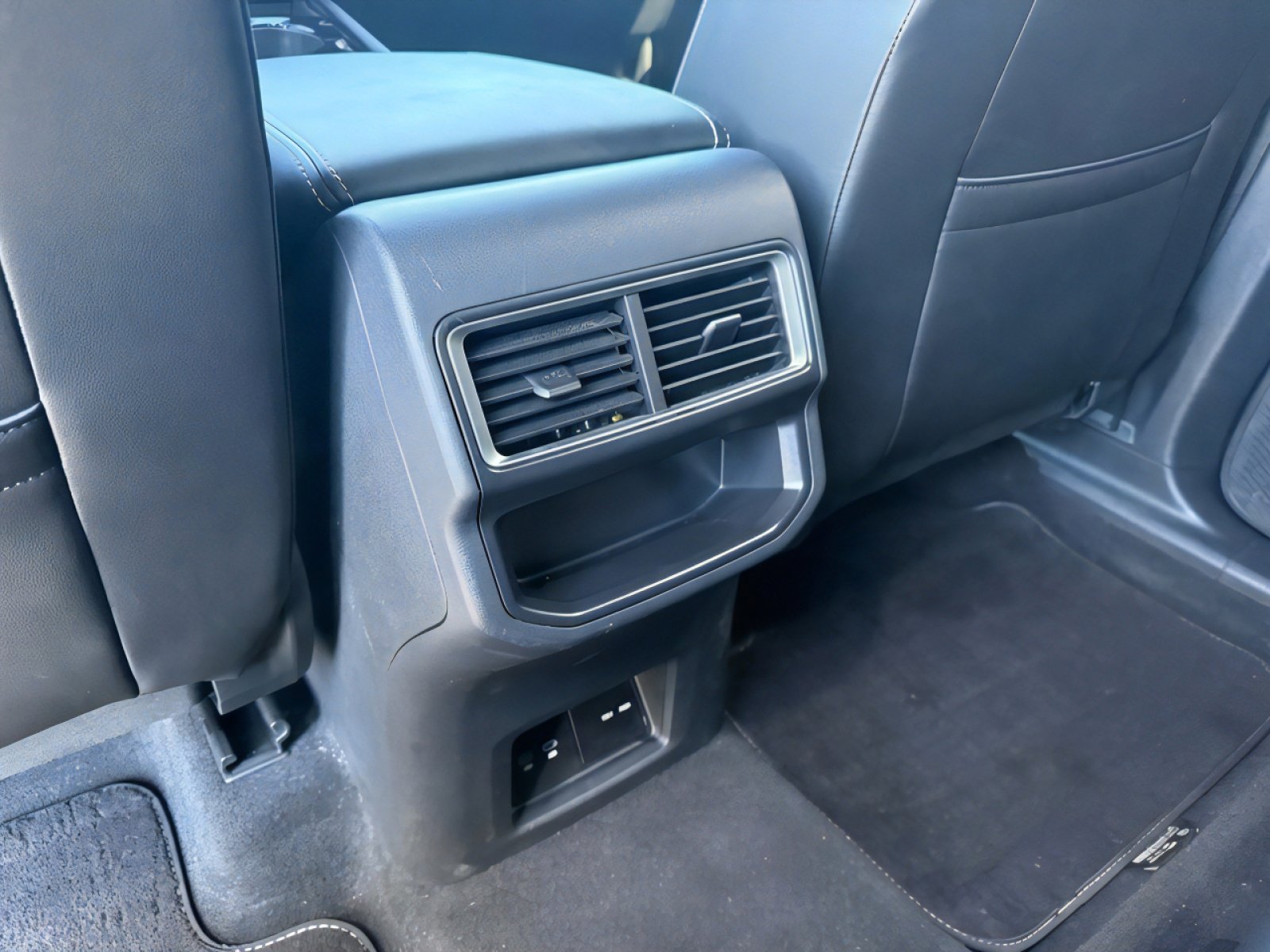 Used 2024 Volkswagen Atlas Cross Sport SE image 30