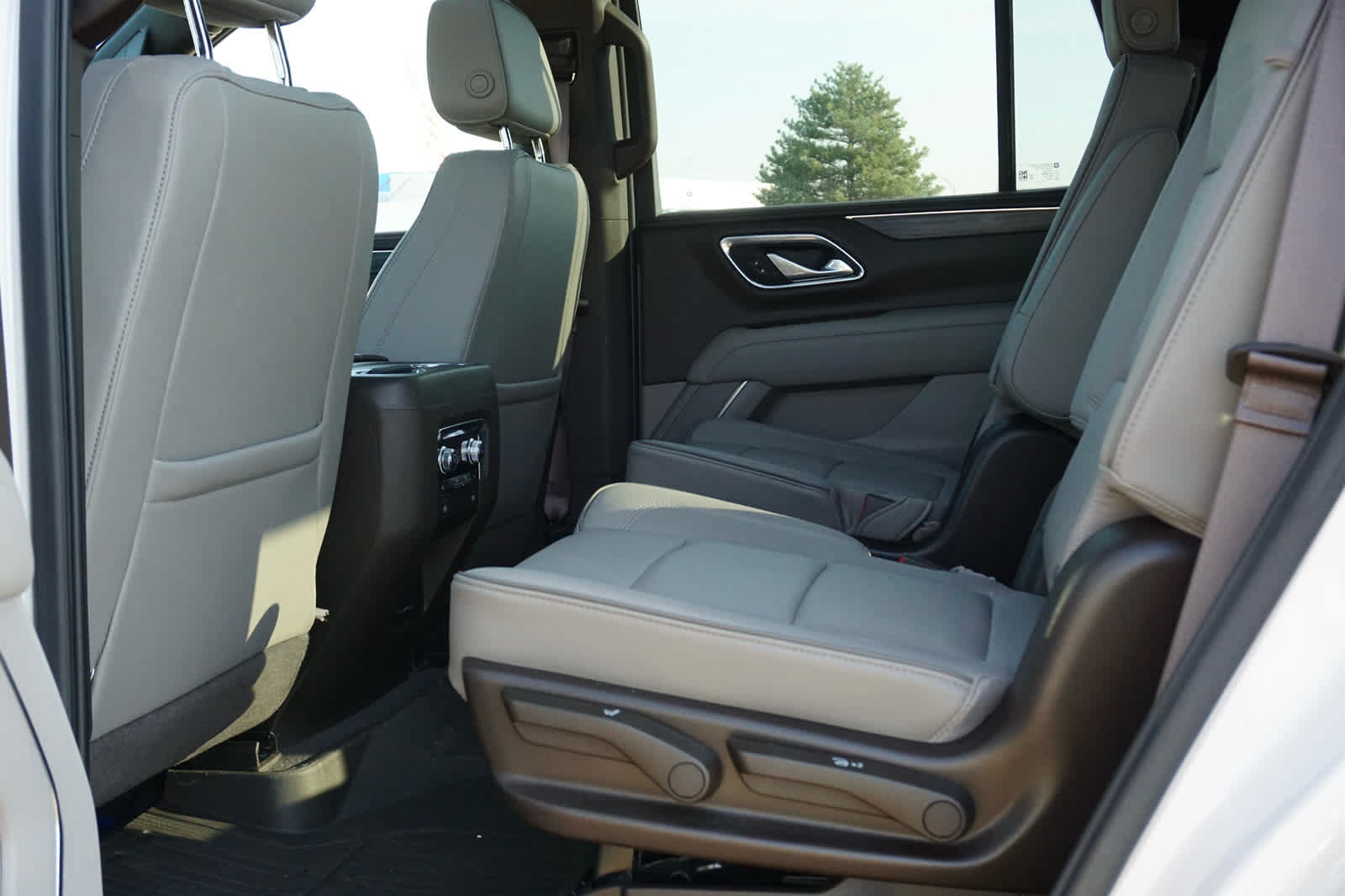 Used 2021 GMC Yukon SLT w/ SLT Premium Package AWD/4WD image 27
