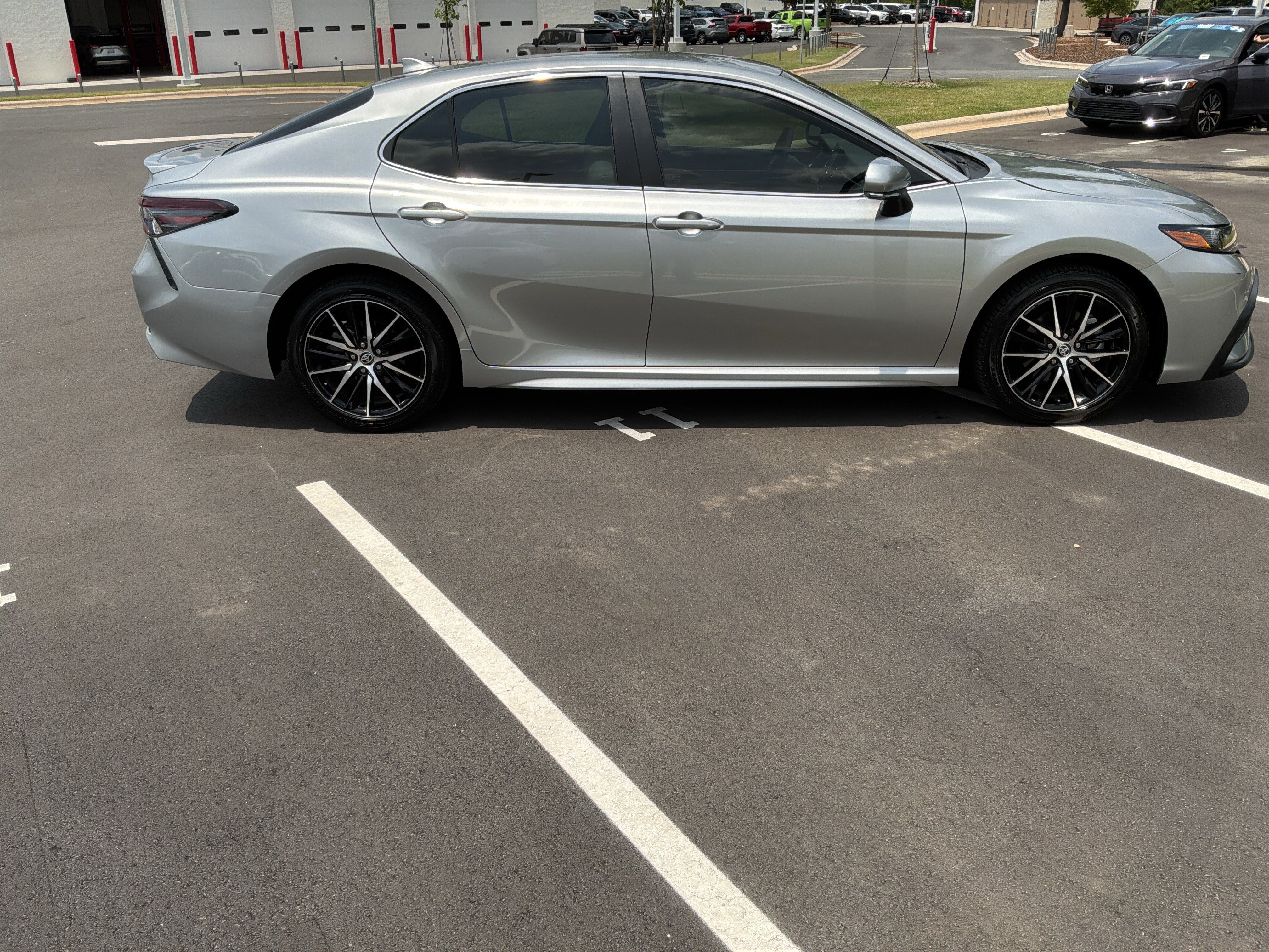 Used 2023 Toyota Camry SE w/ Convenience Package FWD image 11