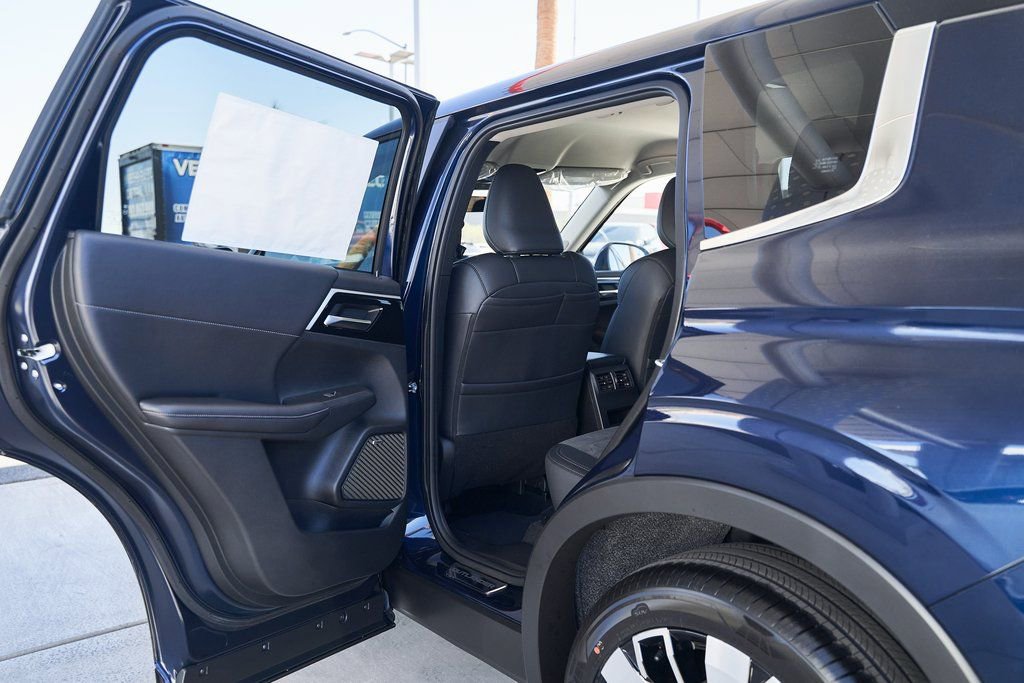 Used 2025 Mitsubishi Outlander SE FWD image 16