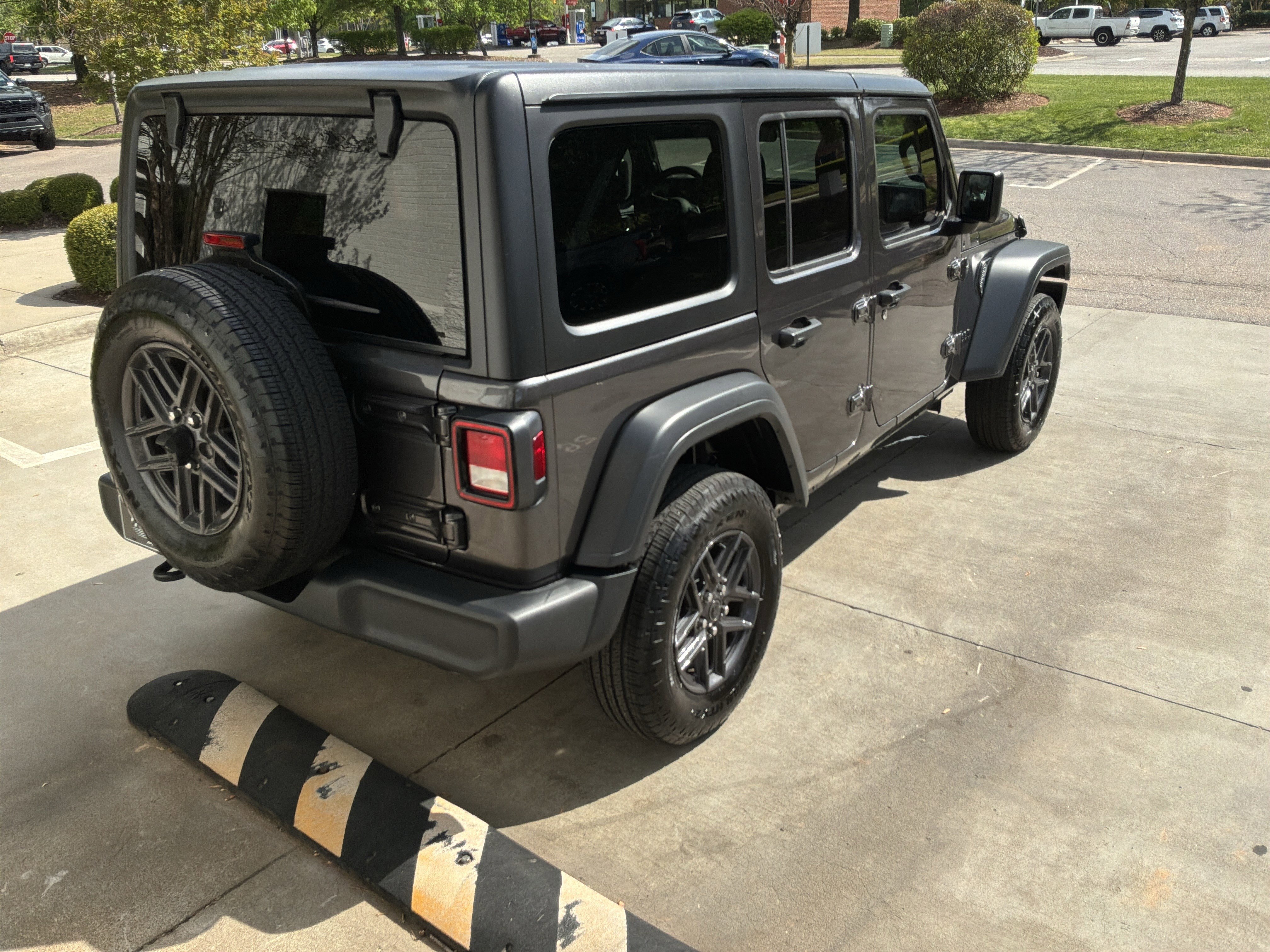 Used 2025 Jeep Wrangler Unlimited Sport AWD/4WD image 10