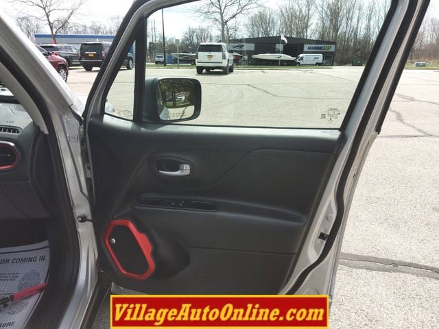 Used 2016 Jeep Renegade Trailhawk AWD/4WD image 36