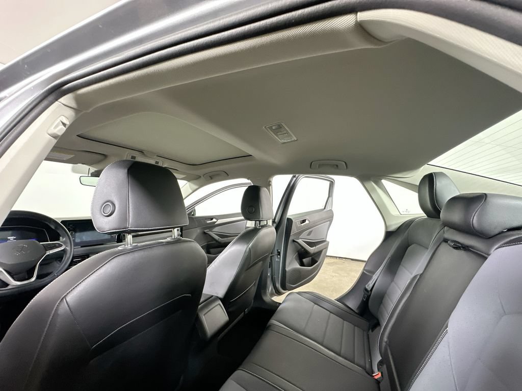 Used 2025 Volkswagen Jetta SE FWD image 15