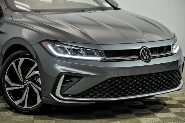 Certified 2025 Volkswagen Jetta SEL image 2