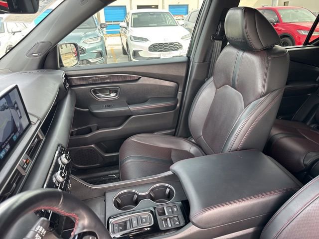 Certified 2025 Honda Pilot Black Edition image 12