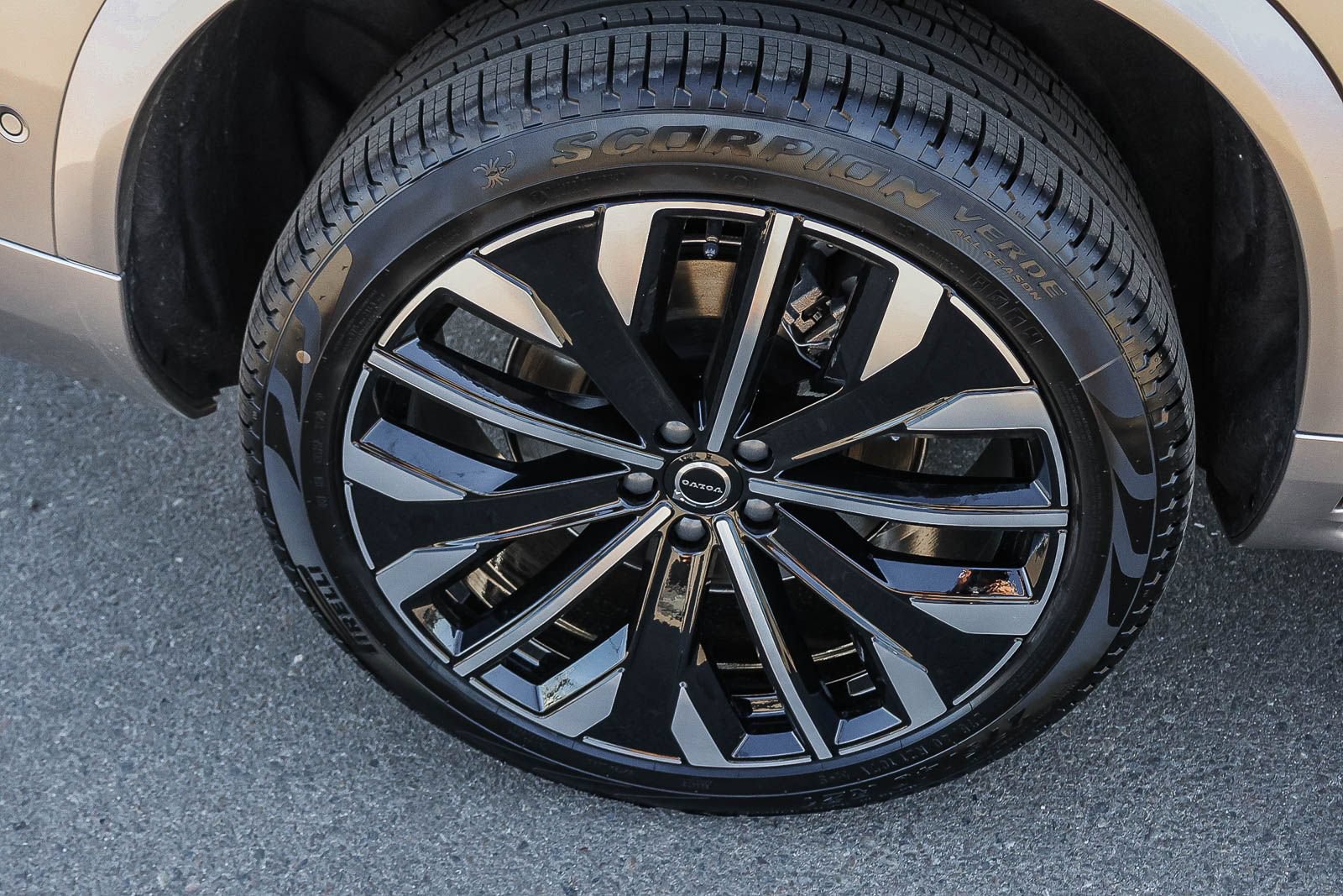 New 2026 Volvo XC90 B5 Plus w/ Protection Package AWD/4WD image 13