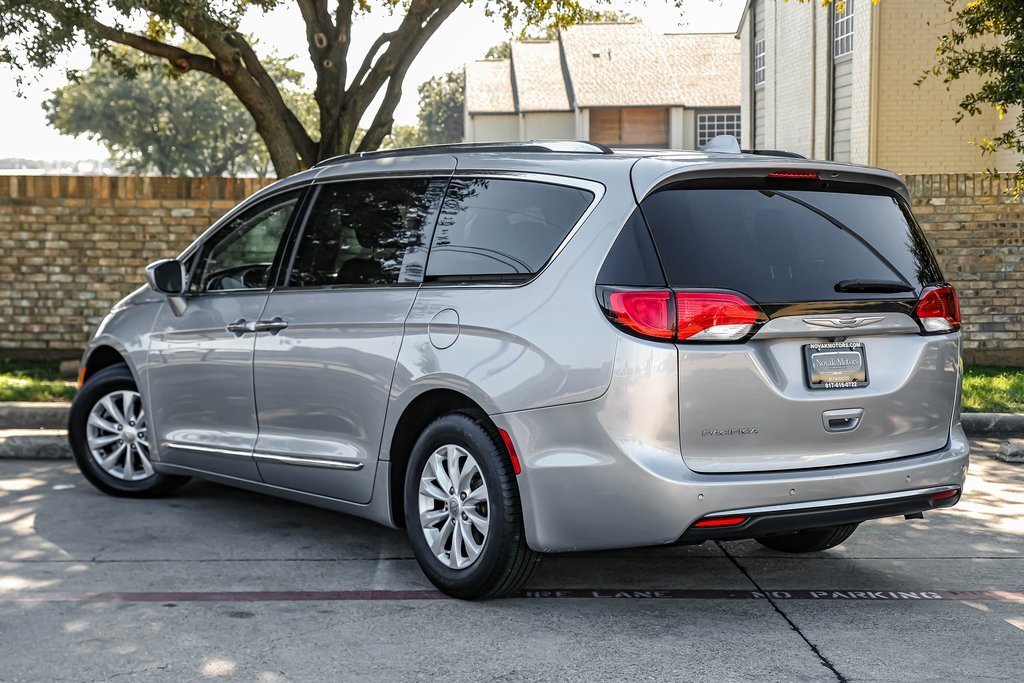 Used 2019 Chrysler Pacifica Touring-L image 17
