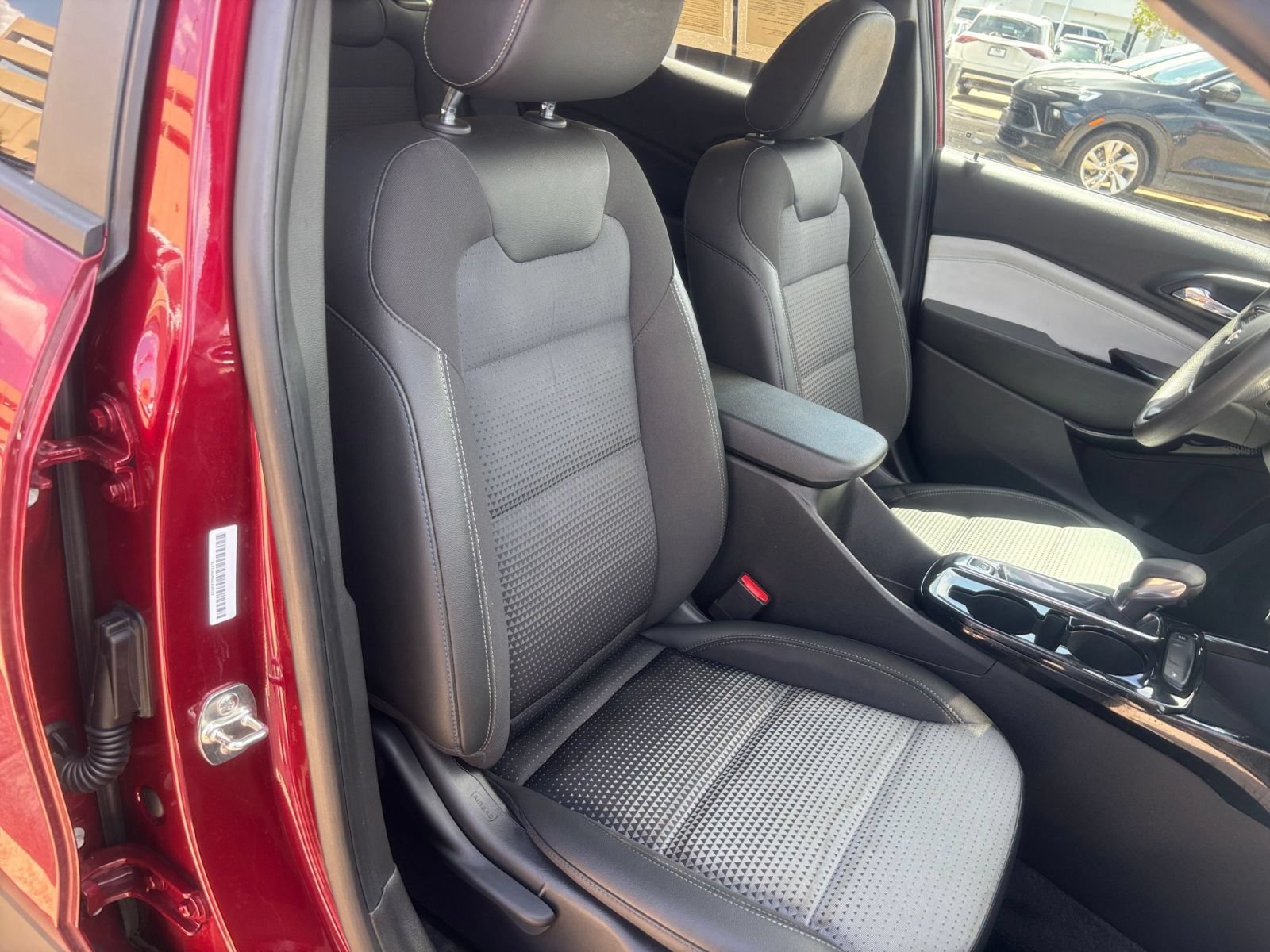 Used 2025 Chevrolet Trax LT FWD image 30
