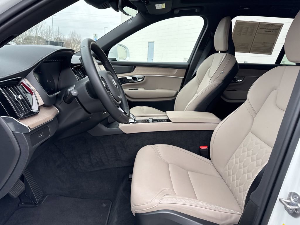 Used 2025 Volvo XC90 B6 Plus image 26
