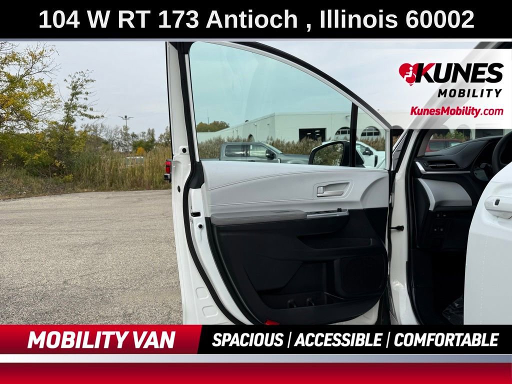 Used 2025 Toyota Sienna LE image 25