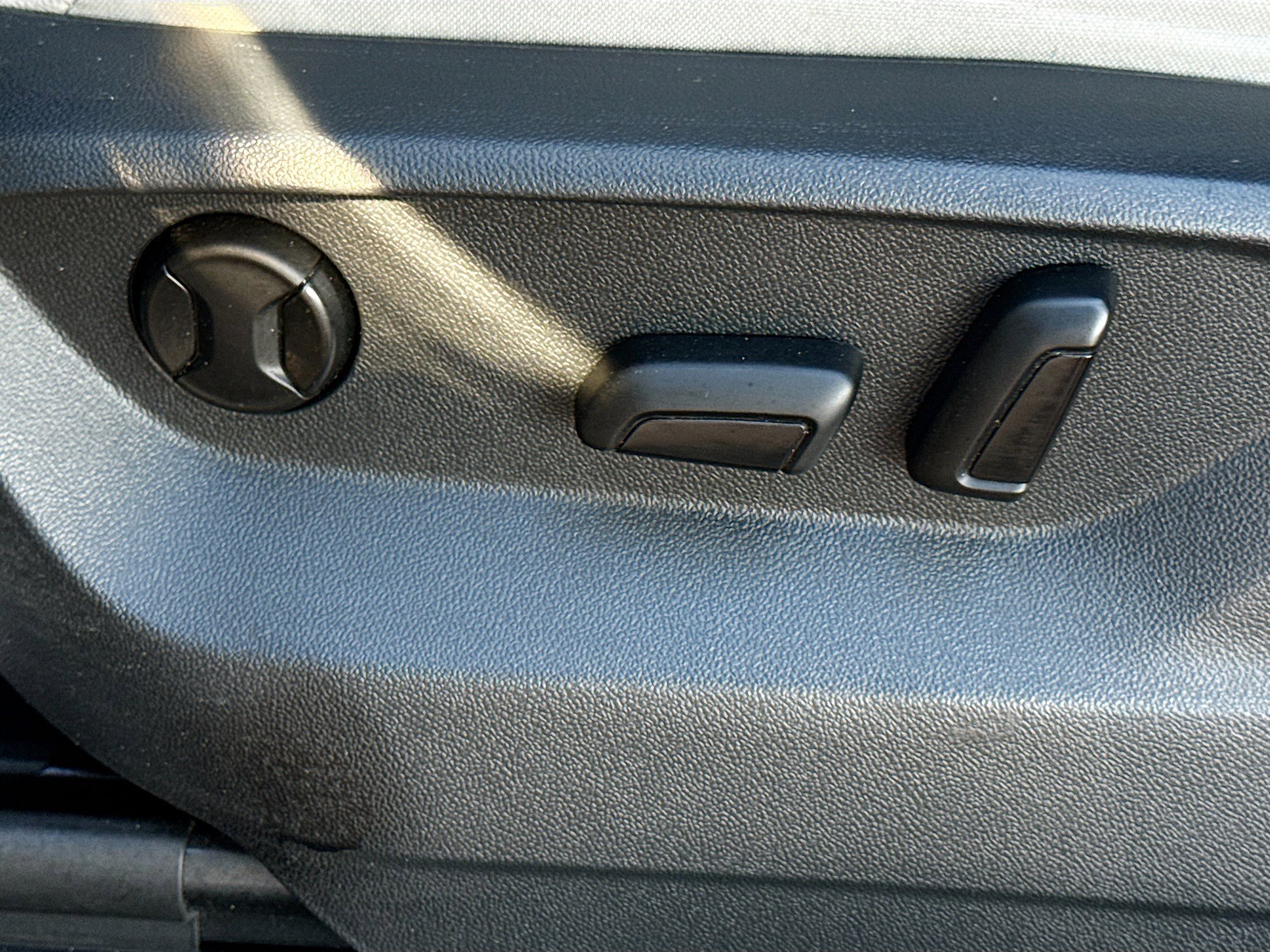 Used 2021 Volkswagen Tiguan SE w/ Panoramic Sunroof Package image 23