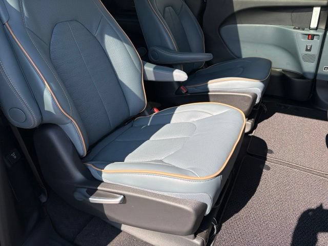 New 2027 Chrysler Pacifica Pinnacle w/ Theater Group FWD image 20