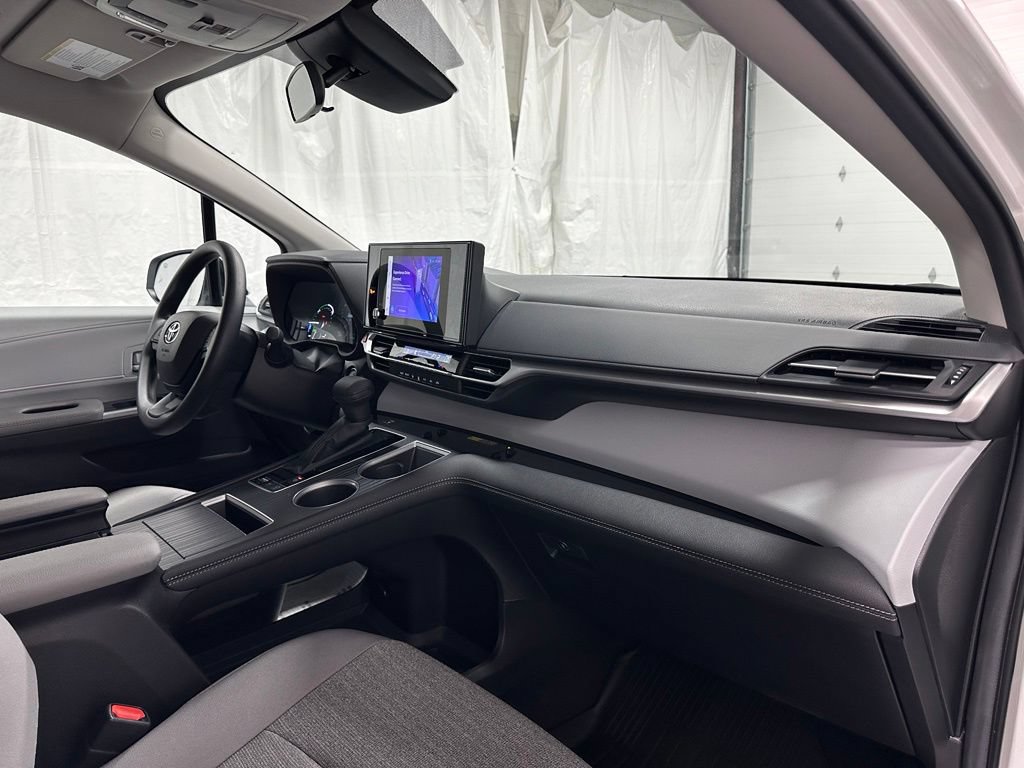 Used 2025 Toyota Sienna LE FWD image 61