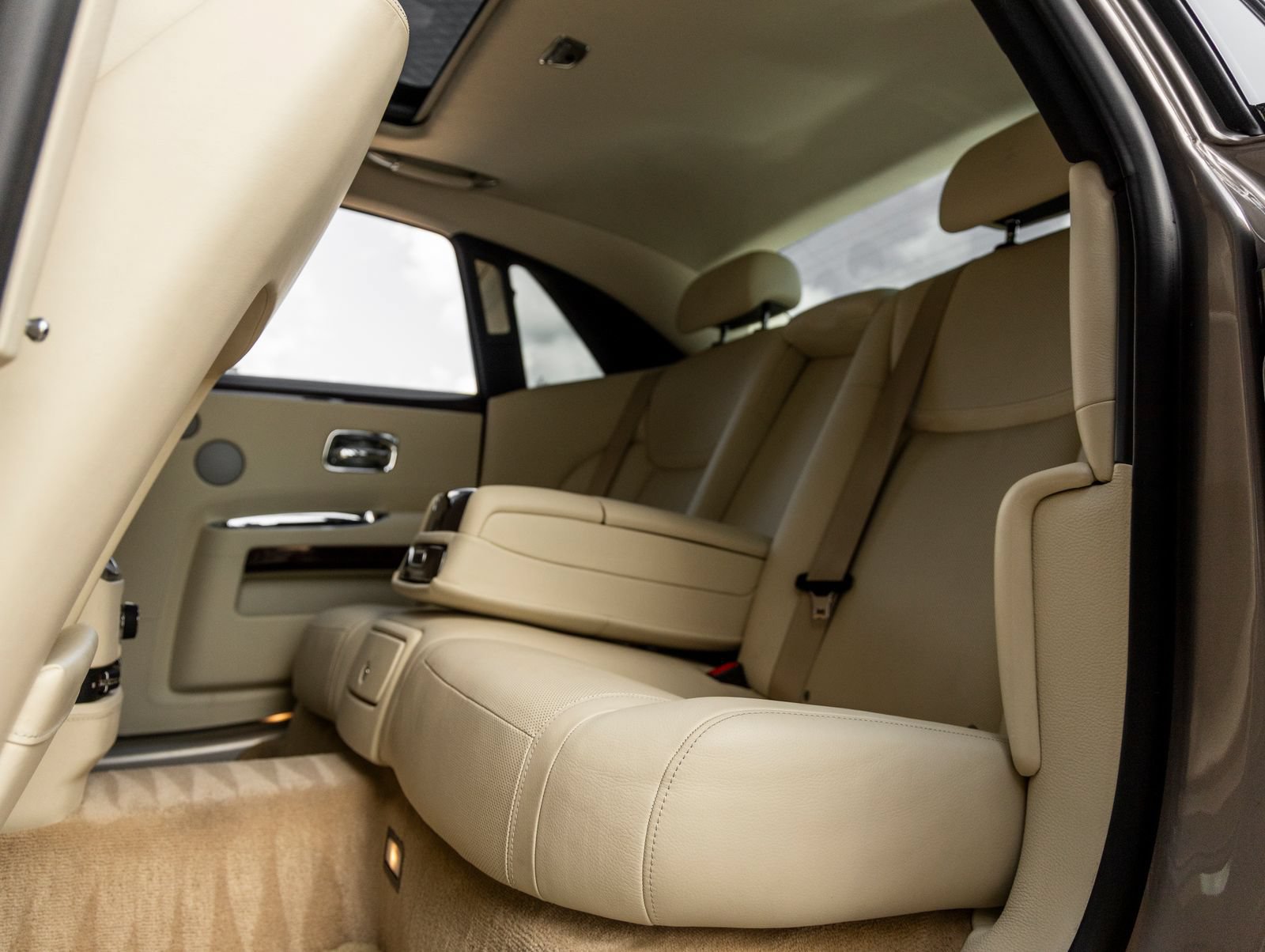 Used 2015 Rolls-Royce Ghost RWD image 38