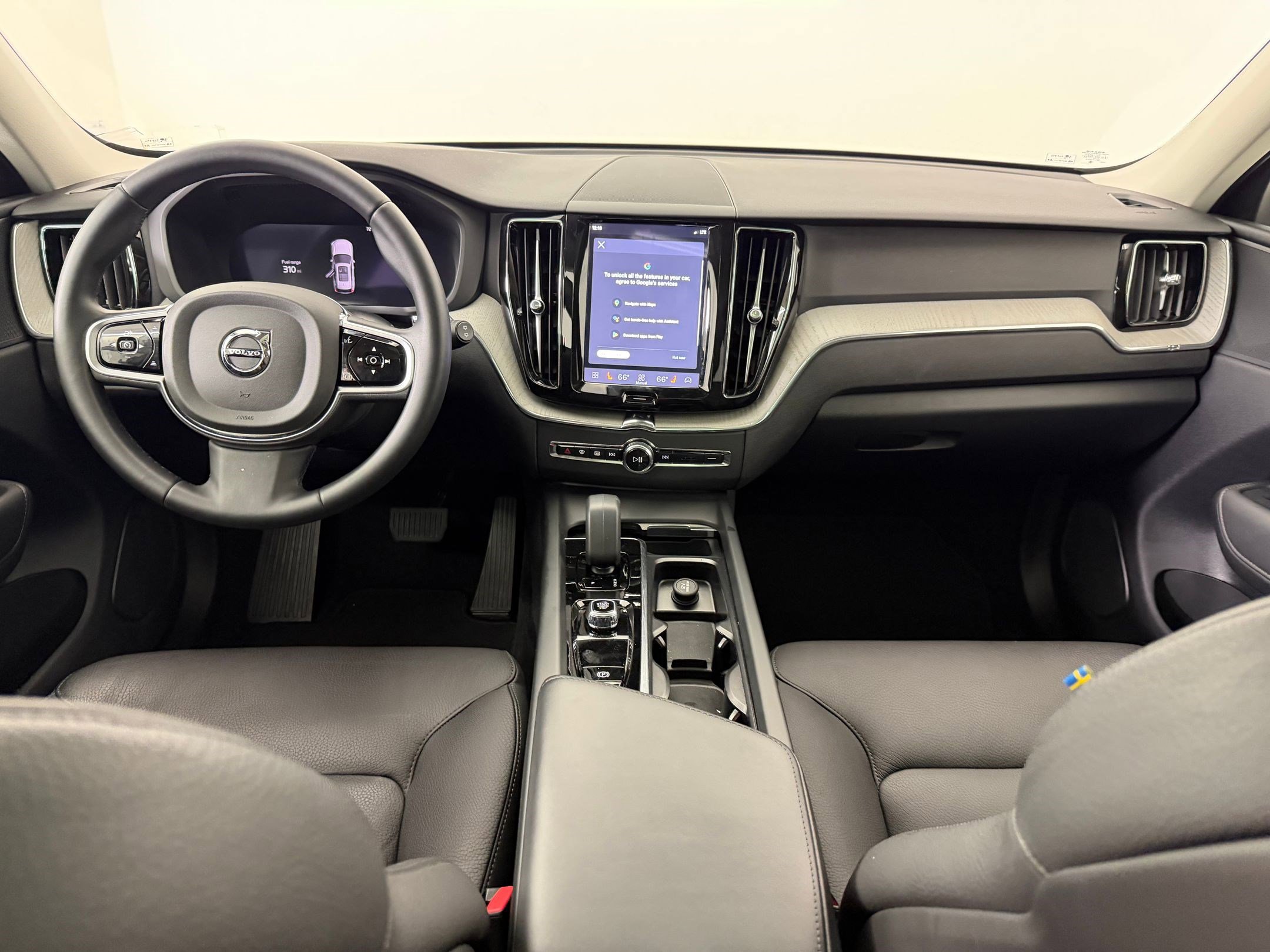 Used 2025 Volvo XC60 B5 Plus image 18