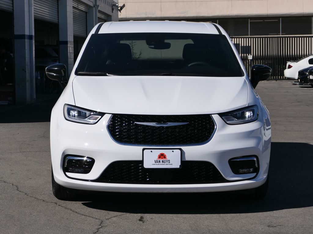 Used 2024 Chrysler Pacifica Touring image 7