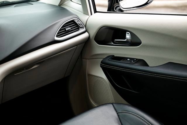 Used 2024 Chrysler Pacifica Touring-L image 26