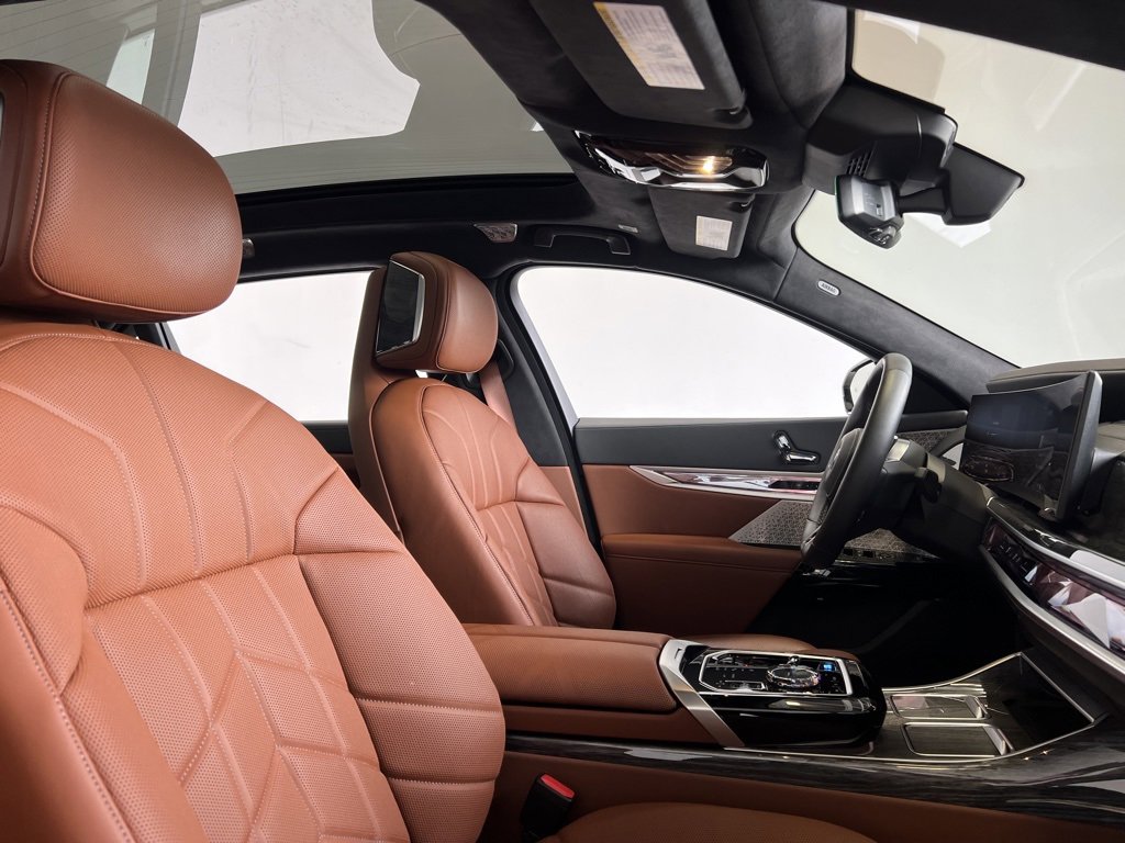 Used 2024 BMW i7 xDrive60 w/ Executive Package image 24