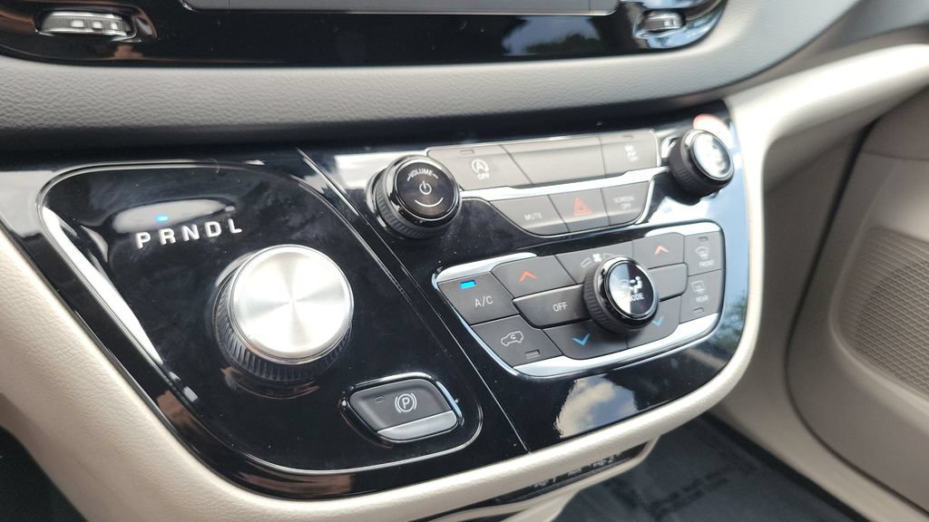 Used 2023 Chrysler Voyager LX FWD image 18