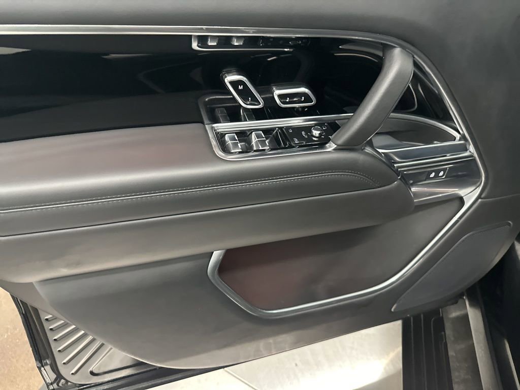 Used 2025 Land Rover Range Rover Long Wheelbase SE image 11