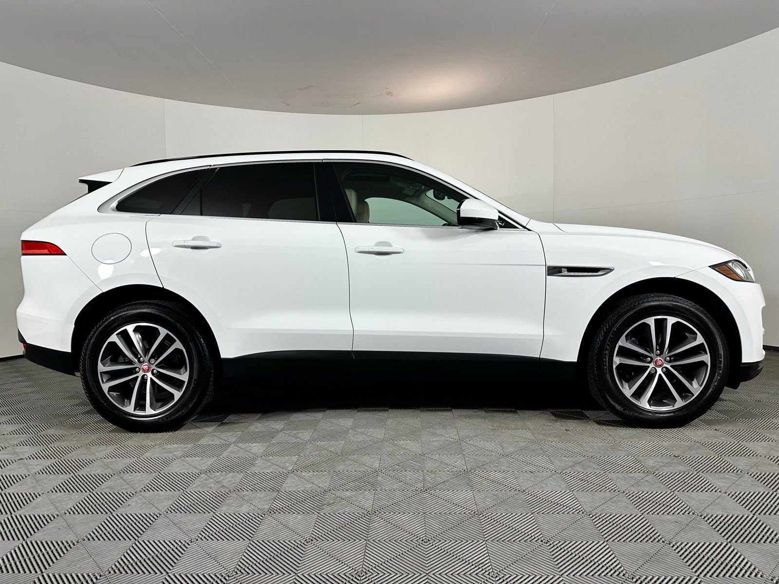Used 2020 Jaguar F-PACE Premium image 32